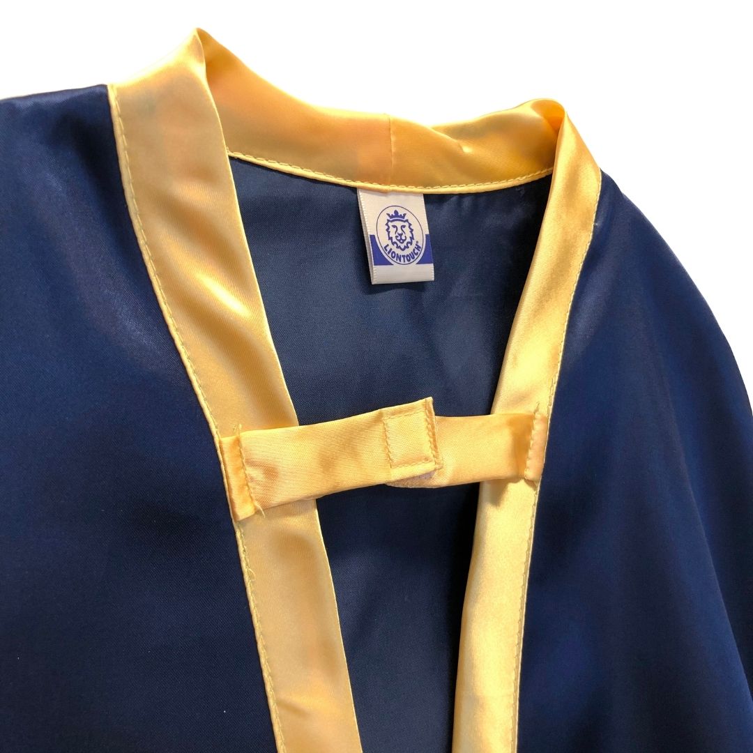 Blå kappe til ridder. Flot skinnende blå ridderkappe Noble Knight, til barn, med guldkanter, set tæt på, fås hos Nordic Simply