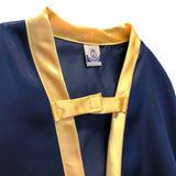 Blå kappe til ridder. Flot skinnende blå ridderkappe Noble Knight, til barn, med guldkanter, set tæt på, fås hos Nordic Simply