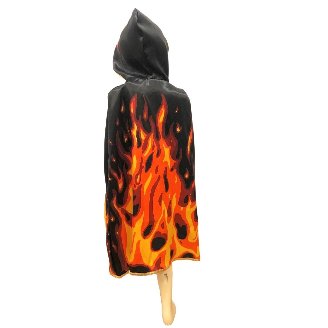 Sort kappe med orange flammer, hætte og guldkanter, set bagfra på dukke Flammekappe til dramatisk udklædning fra LionTouch, fås hos Nordic Simply
