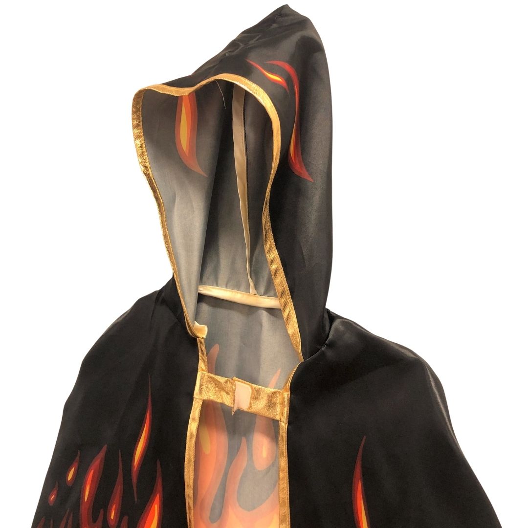 Sort kappe med orange flammer, hætte og guldkanter. Her hætte set tæt på. Flammekappe til dramatik, rolleleg og udklædning fra LionTouch, fås hos Nordic Simply