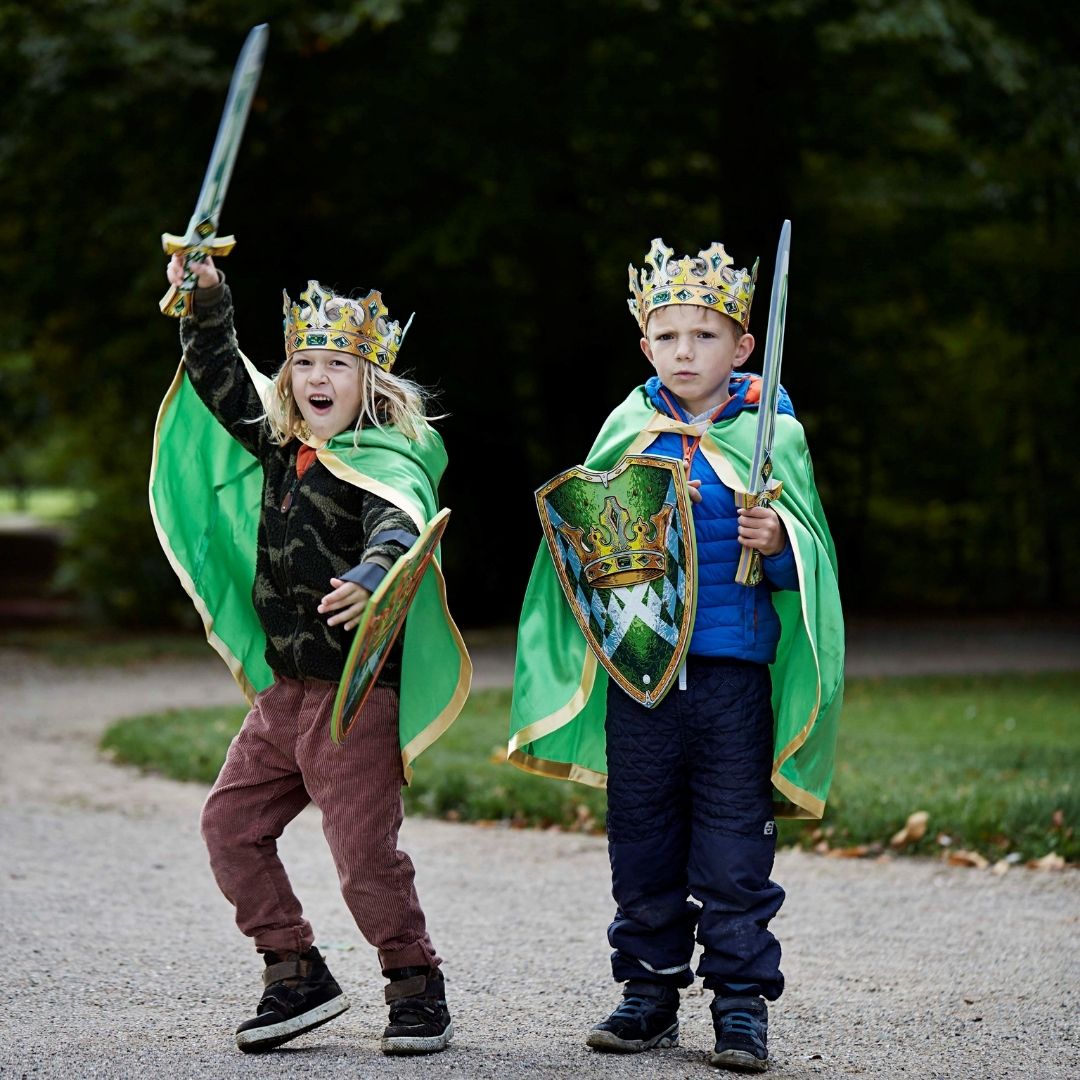 Børn med grønne kongekapper, sværd, skjold og kroner, flot udklædning til at lege konge, fås hos Nordic Simply