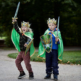 Børn med grønne kongekapper, sværd, skjold og kroner, flot udklædning til at lege konge, fås hos Nordic Simply