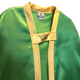 Grøn kappe til konge. Flot skinnende grøn kongekappe til barn med guldkanter, set tæt på, fås hos Nordic Simply