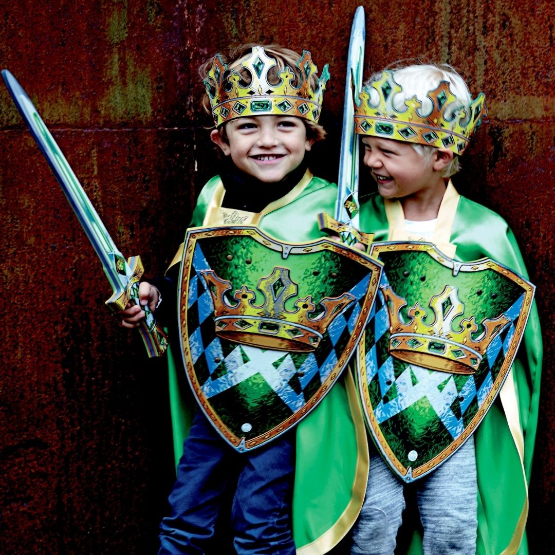 Børn udklædt  som konger med grønne kongekapper, sværd, skjold og kongekroner, kappe til konge fra LionTouch, fås hos Nordic Simply