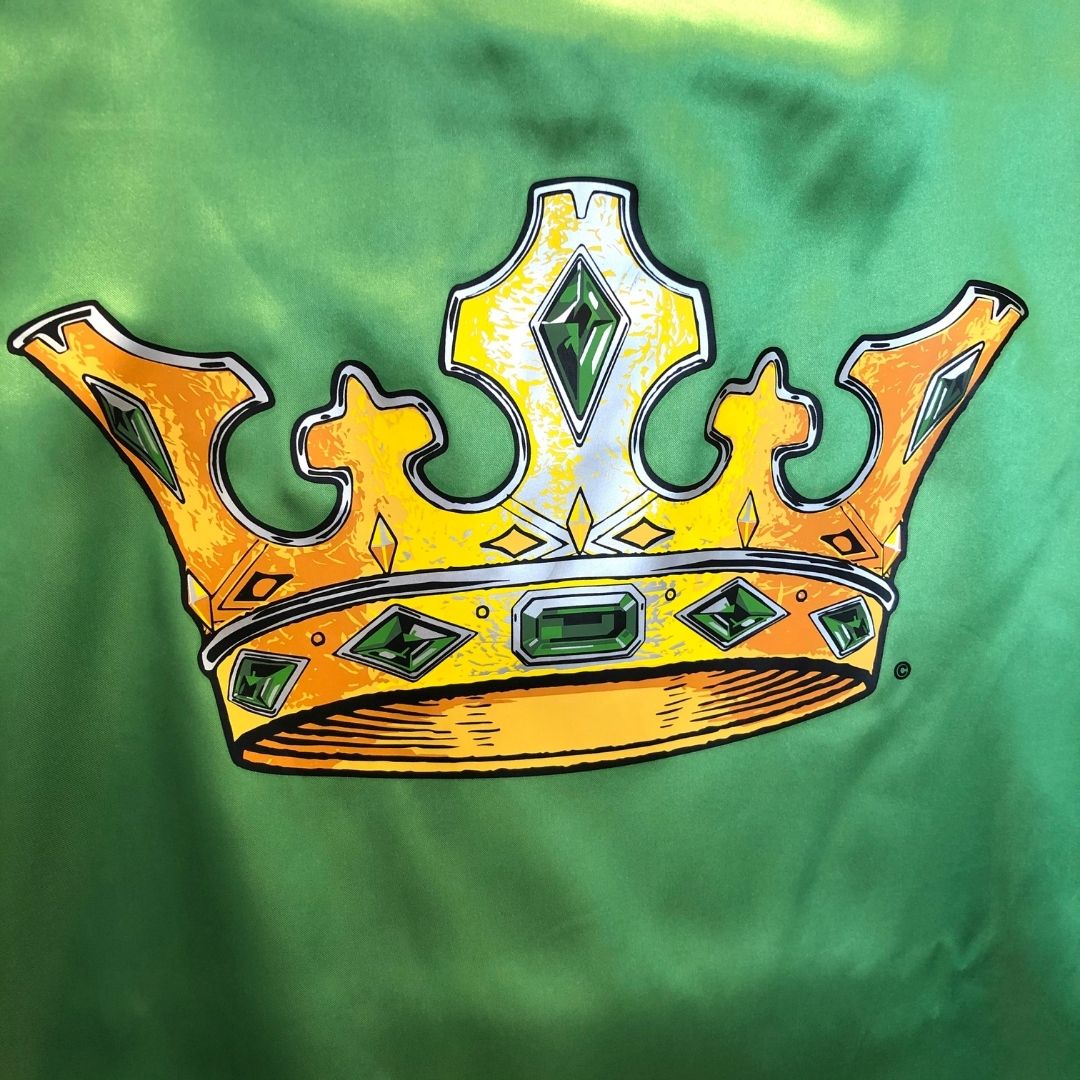 Grøn kappe til konge. Flot skinnende grøn kongekappe til barn med stor guldkrone på ryggen, her set tæt på, fås hos Nordic Simply