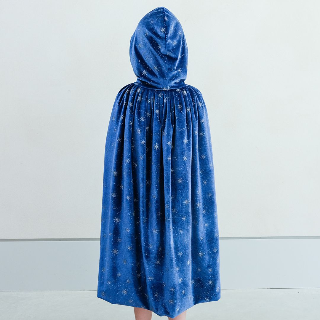 Lang blå velour kappe med hætte, dekoreret med stjerner, perfekt til udklædning for børn 3-8 år.
