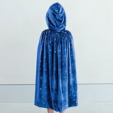 Lang blå velour kappe med hætte, dekoreret med stjerner, perfekt til udklædning for børn 3-8 år.