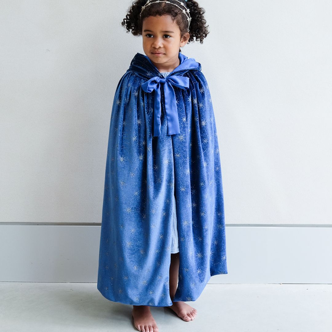 Lang blå velour kappe med hætte, fyldt med stjerner, perfekt til udklædning for børn fra 3 til 8 år.