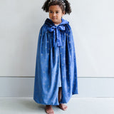 Lang blå velour kappe med hætte, fyldt med stjerner, perfekt til udklædning for børn fra 3 til 8 år.