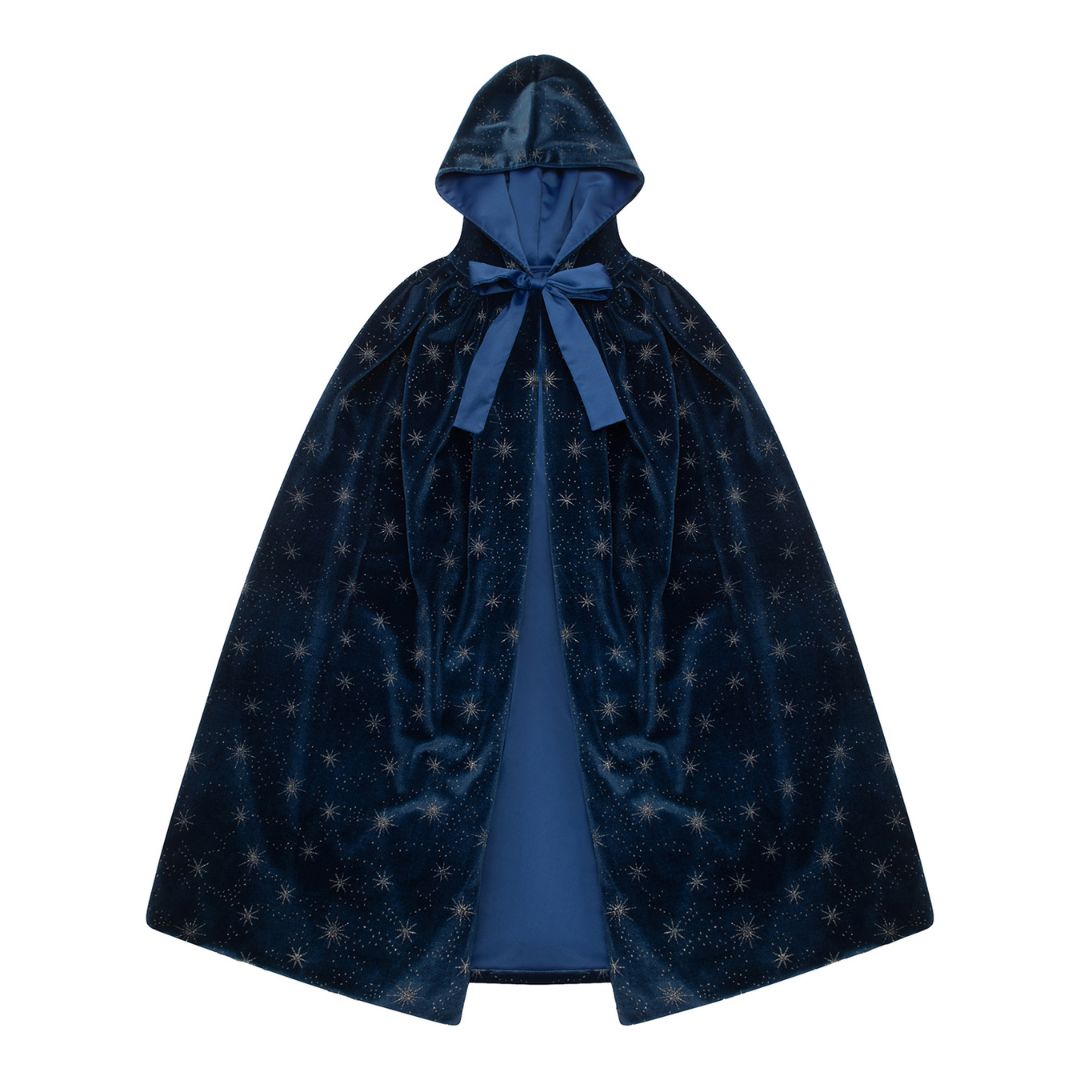 Lang blå velour kappe med hætte, dekoreret med stjerner og grå satinbånd, perfekt til børns udklædning.