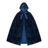 Lang blå velour kappe med hætte, dekoreret med stjerner og grå satinbånd, perfekt til børns udklædning.