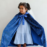 Barn i lang blå velour kappe med stjerner fra Mimi & Lula, perfekt til udklædning fra 3-8 år.