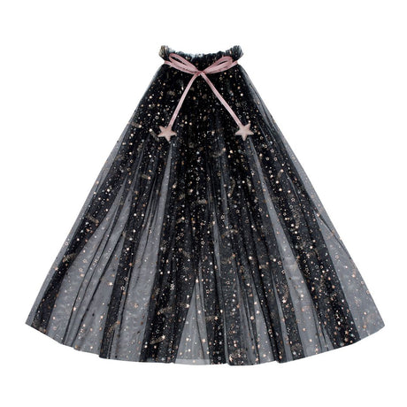 Lang sort kappe i tyl med guldstjerner og rosa bindebånd afsluttet med to guldstjerner, set på hvid baggrund. Magisk kappe til barn 3-8 år. Vær fe, heks, prinsesse, tryllekunstner eller lige den du vil. 