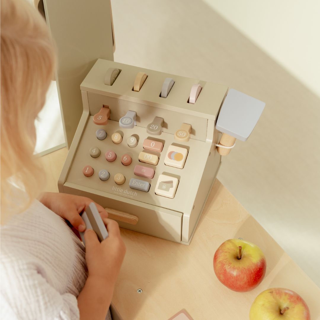 Barn leger med kasseapparat i træ fra Little Dutch, ideelt til rolleleg og butiksleg med knapper, scanner og kreditkort.