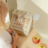 Barn leger med kasseapparat i træ fra Little Dutch, ideelt til rolleleg og butiksleg med knapper, scanner og kreditkort.