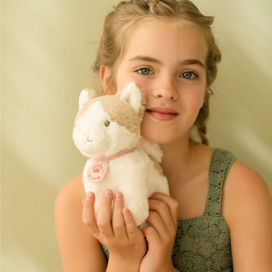 Kat, Marley med taske og tilbehør - blød kat i hænderne på en glad pige.