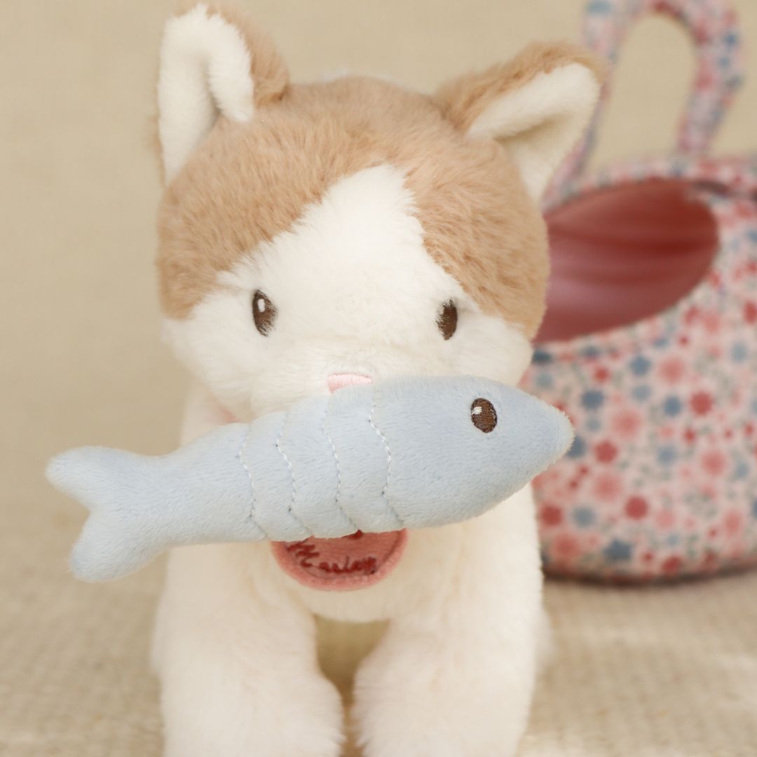 Kat, Marley med taske og tilbehør - sød plyskat med fisk i munden og farverig taske i baggrunden.