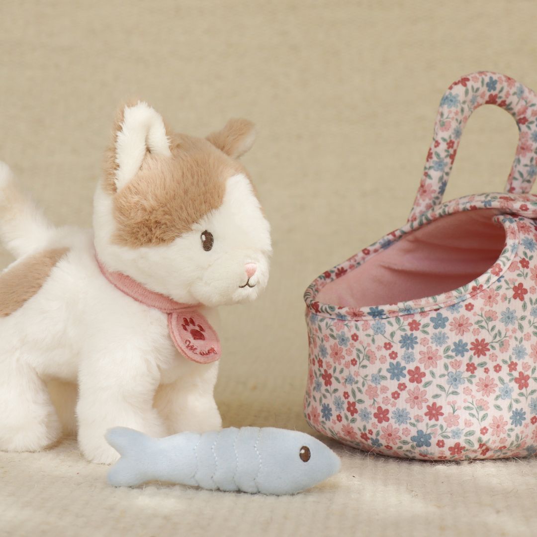 Kat bamse, Marley med taske og tilbehør. Blød kat i blomsterbæretaske med tilbehør til rolleleg.