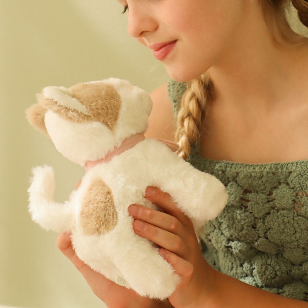 Blød kat bamse, Marley med taske og tilbehør, som en pige holder i hænderne, klar til eventyr.