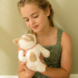 Plyskat, Marley med taske og tilbehør - i hænderne på smilende pige.