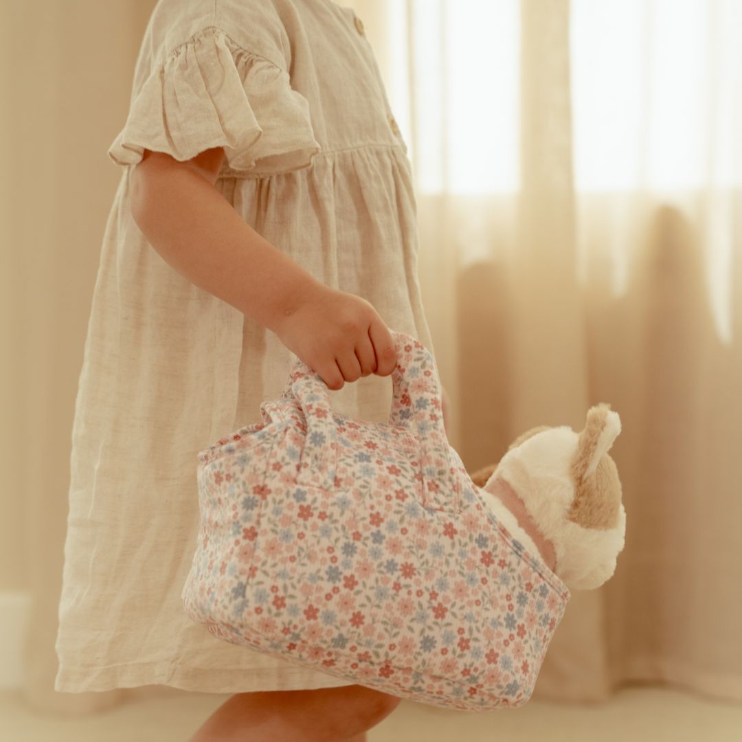 Kat bamse, Marley med taske og tilbehør – Barn holder blomster taske med legetøj.