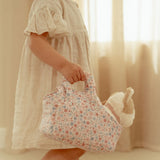 Kat bamse, Marley med taske og tilbehør – Barn holder blomster taske med legetøj.