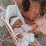 Barn sidder ved dukke i smuk dukke klapvogn fra Little Dutch, fås hos Nordic Simply