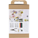 stor brun æske set bagfra med foto af accessories og nøgleringe lavet i krympelast. Kreativitetssæt fra 6 år og op.