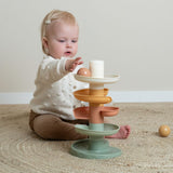 Kuglebane til gulvet, grøn - Barn leger med farverig kuglebane og ser bolden rulle ned af spiraltårnet.