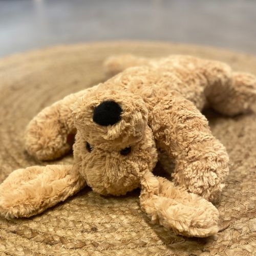 Lys beige Labradoodle bamse hund, ligger på ryggen, slasket bamse, til leg og fantasi for børn 0-10 år fra Teddy Hermann fås hos Nordic Simply