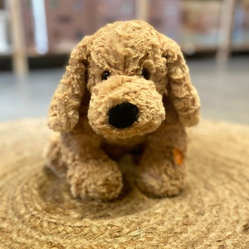 Lys beige Labradoodle bamse hund, som ligger, slasket bamse, til leg og fantasi for børn 0-10 år fra Teddy Hermann fås hos Nordic Simply