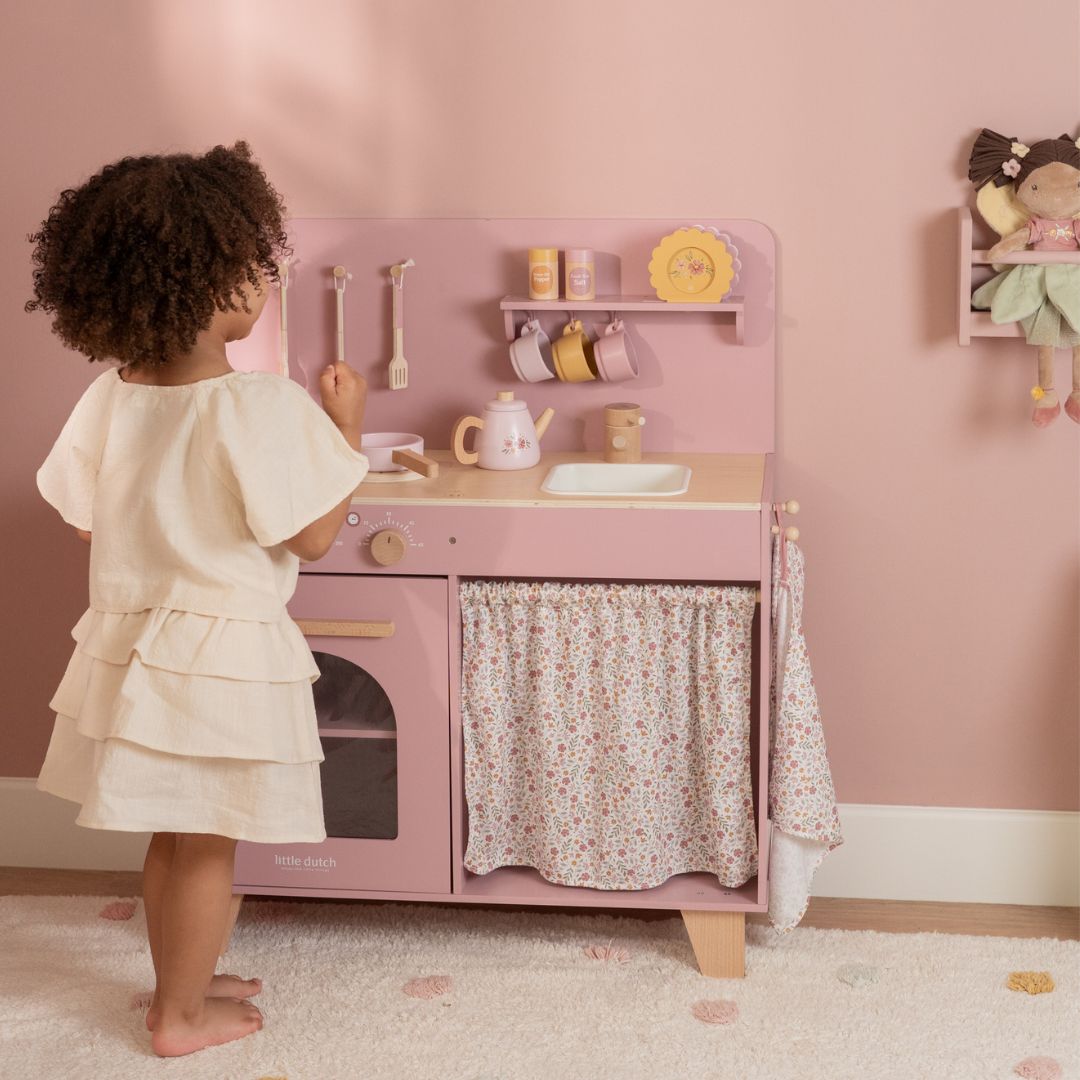 Lille pige leger i pink legekøkken fra Little Dutch, fås hos danske Nordic Simply