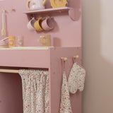 Rosa legekøkken med tilbehør set tæt på,  detaljeret billede af det smukke pink udstyr, der medfølger til Little Dutch legekøkken