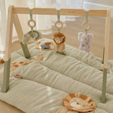 grønt aktivitetstæppe med safaridyr til baby, set under babygym, blødt legetæppe med aktiviteter at opdage og udforske, fra Little Dutch