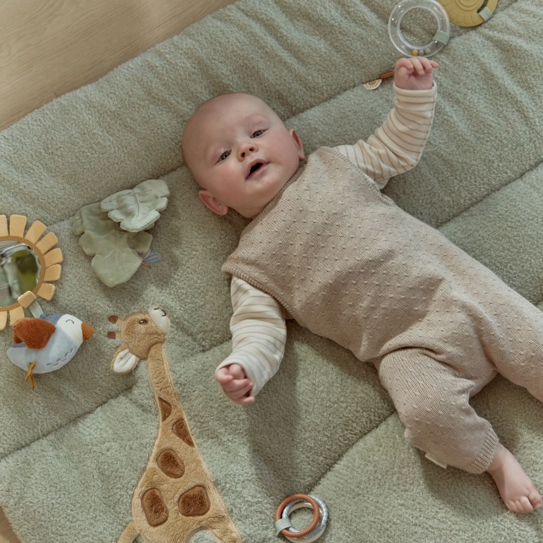 baby ligger på grønt aktivitetstæppe med safaridyr, blødt legetæppe med aktiviteter at opdage og udforske, fra Little Dutch
