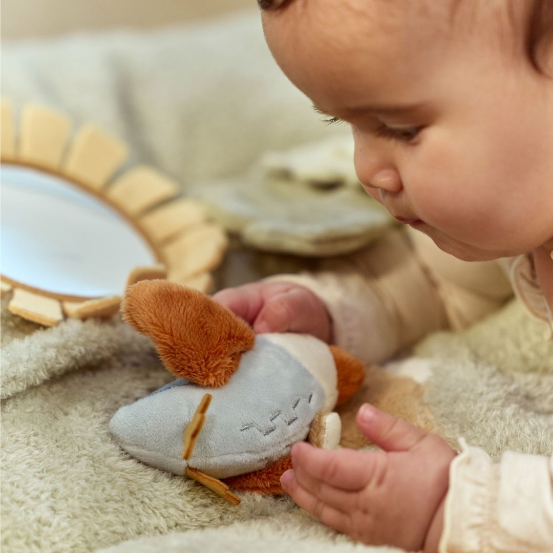 baby holder i fugl på grønt aktivitetstæppe med safaridyr, blødt legetæppe med aktiviteter at opdage og udforske, fra Little Dutch