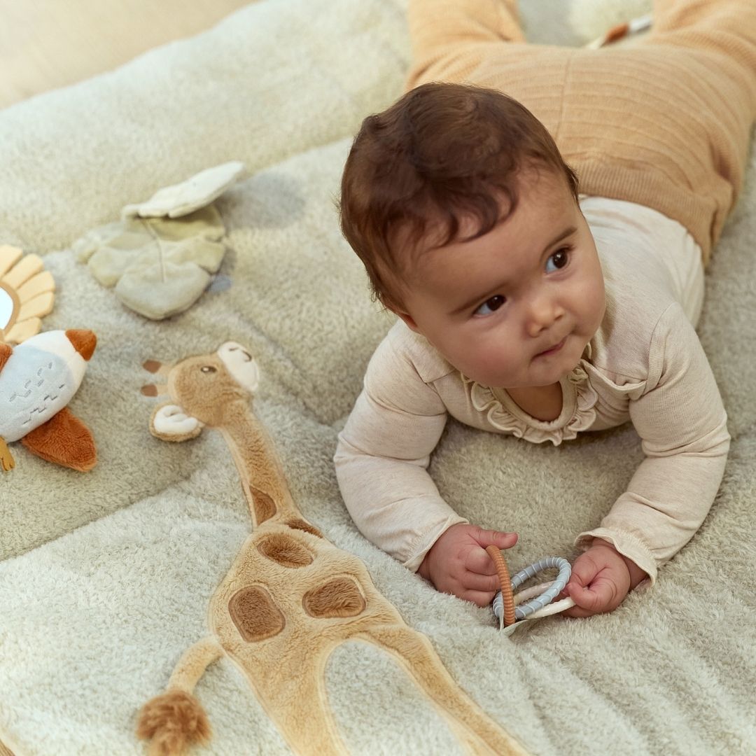 baby holder i ringe på grønt aktivitetstæppe med safaridyr,blødt legetæppe med aktiviteter at opdage og udforske, fra Little Dutch