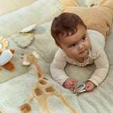 baby holder i ringe på grønt aktivitetstæppe med safaridyr,blødt legetæppe med aktiviteter at opdage og udforske, fra Little Dutch