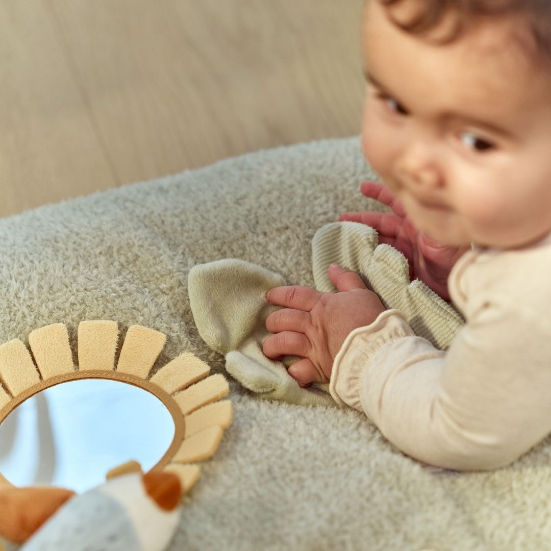 baby på grønt aktivitetstæppe med safaridyr, blødt legetæppe med aktiviteter at opdage og udforske, fra Little Dutch