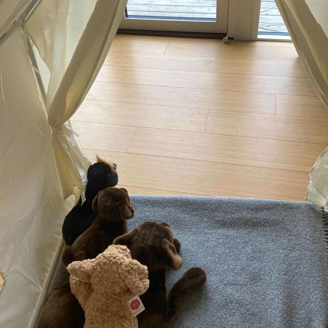 Legetelt stort, beige med stribet tag - med bamsehunde indeni, der kigger ud - klar til leg - et perfekt legetelt til børn til fantasifuld leg og hyggelige stunder.