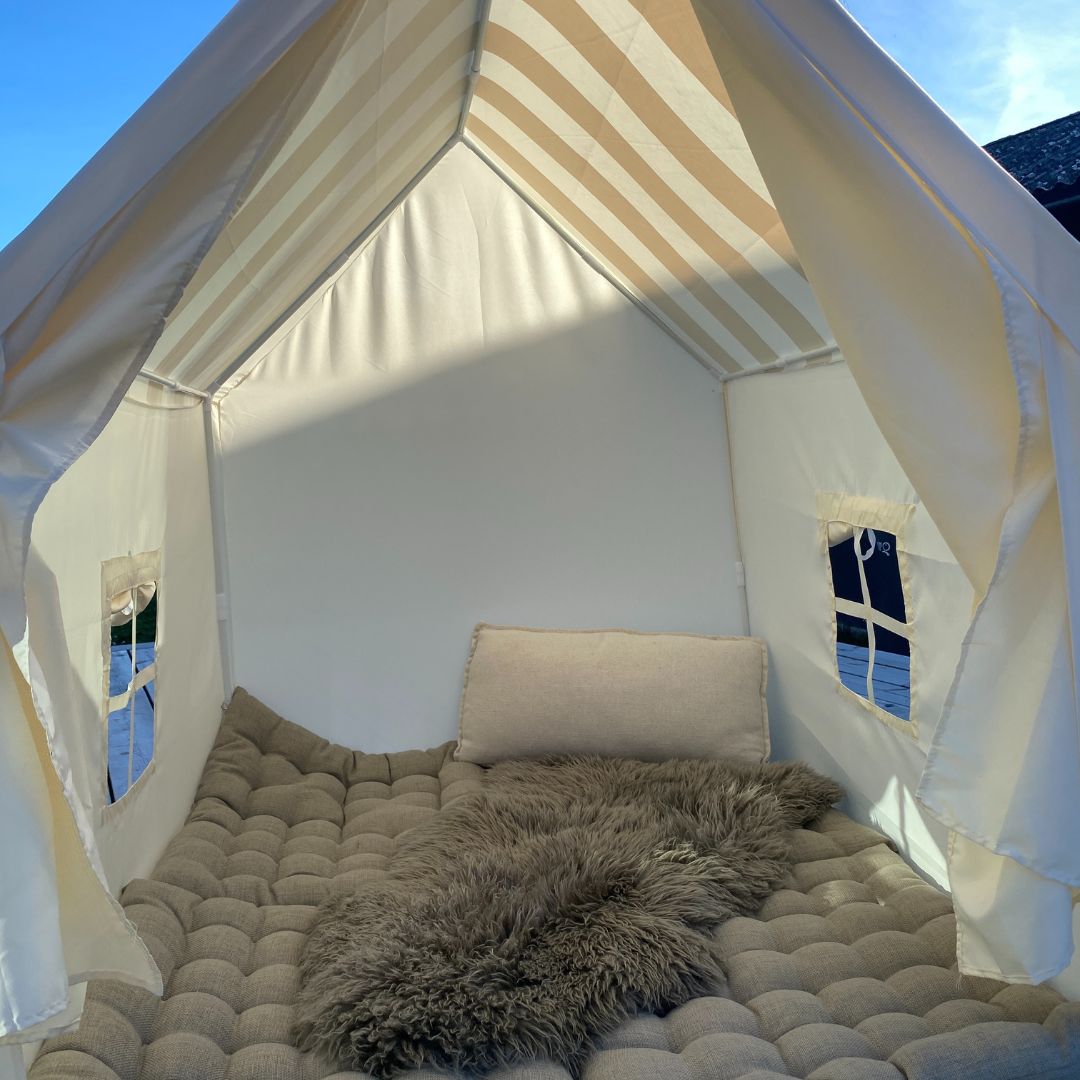 Legetelt stort, beige med stribet tag – indvendig udsigt med bløde puder og hyggelig atmosfære.