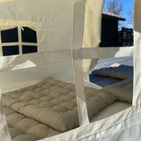 Legetelt stort, beige med stribet tag set indenfra med en blød madras og lys gennem vinduerne.