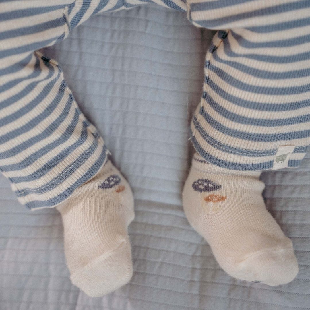 blå og hvid stribede baby leggings i økologisk bomuld fra Little Dutch, set på babyben. Søde babybukser til lille dreng eller pige.