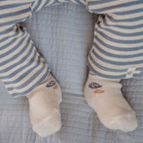 blå og hvid stribede baby leggings i økologisk bomuld fra Little Dutch, set på babyben. Søde babybukser til lille dreng eller pige.