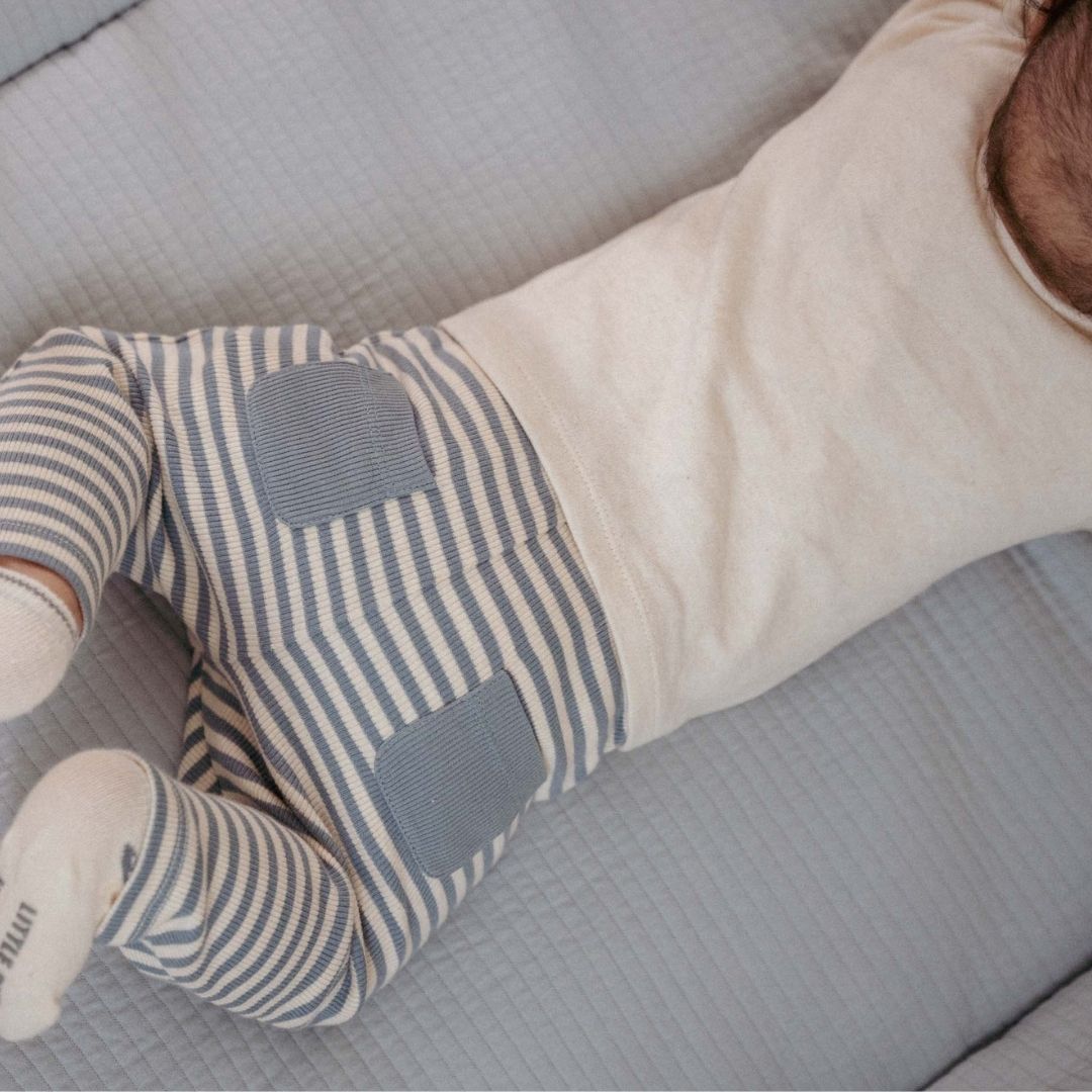 blå og hvid stribede baby leggings i økologisk bomuld fra Little Dutch. Her set bagfra med blå lommer. Søde babybukser til lille dreng eller pige.