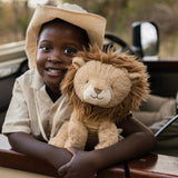 Dreng med safarihat sidder med armene om brun løve bamse, sød krammebamse til børn fra 0 mdr. Little Dutch Safari kollektion