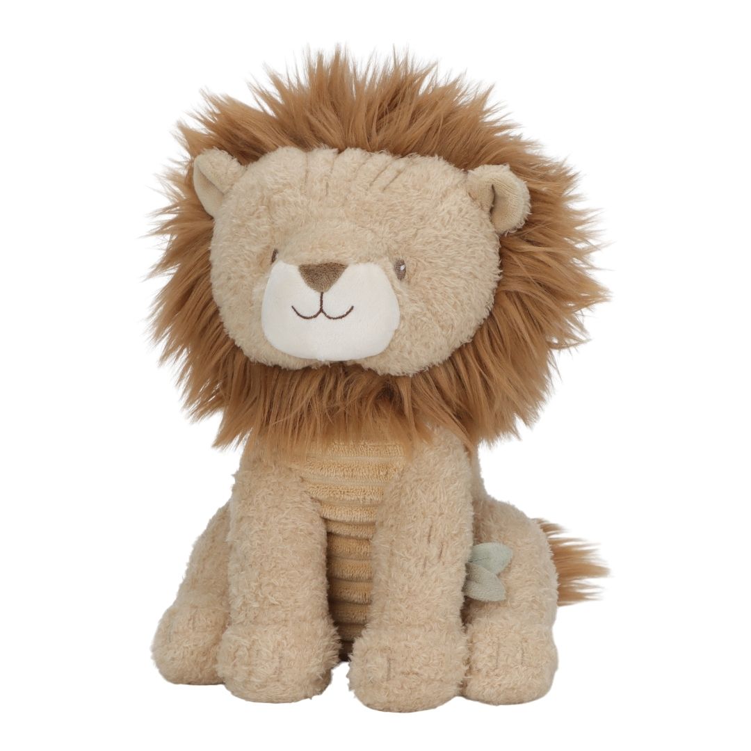 lysebrun løve bamse, sidder med brun manke og smil, på hvid baggrund, sød krammebamse til børn fra 0 mdr. Little Dutch Safari kollektion.