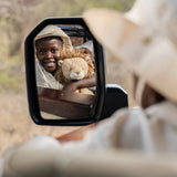 Spejlbillede af dreng i bil med safarihat og brun løve bamse, sød krammebamse til børn fra 0 mdr. Little Dutch Safari kollektion.