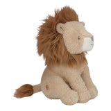 lysebrun løve bamse med brun manke set fra siden på hvid baggrund, sød krammebamse til børn fra 0 mdr. Little Dutch Safari kollektion.