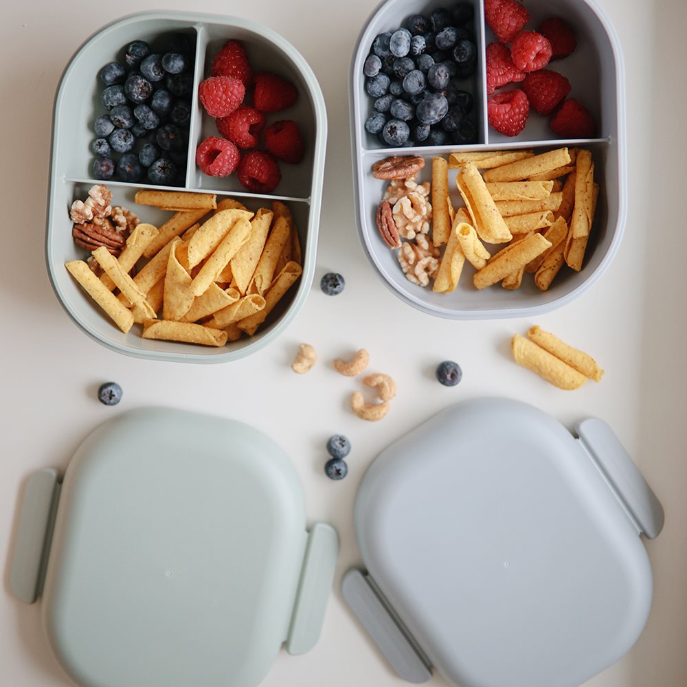 to blå madkasser med 3 rum set med pasta, hindbær og blåbær i. God madkasse fra 2 år og op til institution og ture.
